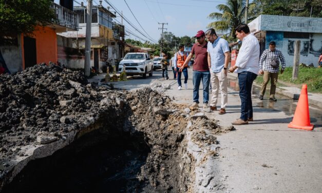Tuxpan: El alcalde Daniel Cortina, verifica trabajos del socavón en la calle 18 de Marzo