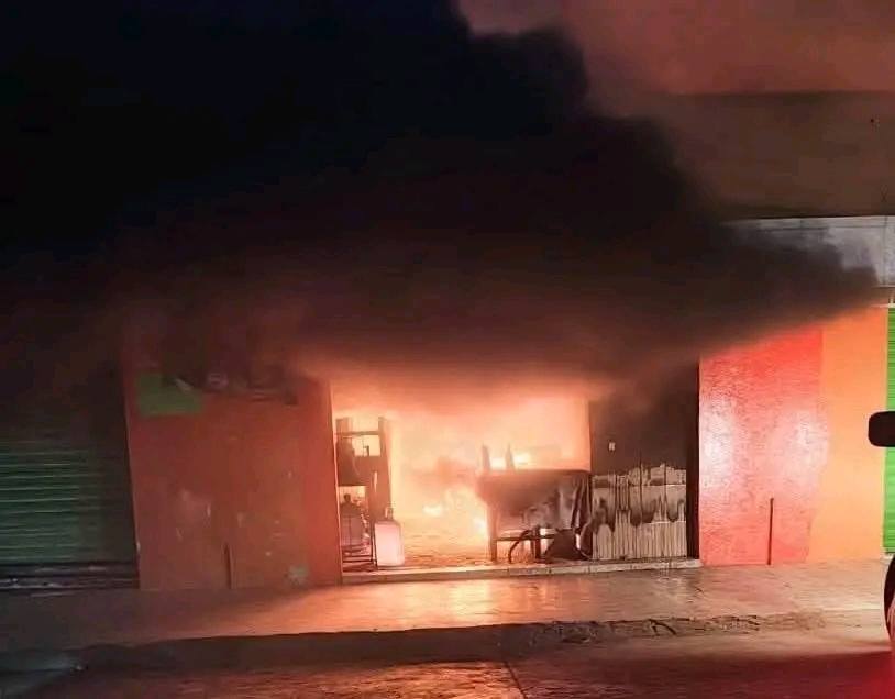 Álamo: Incendio consume por completo local de comida en el Mercado «Miguel Hidalgo»