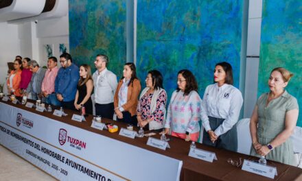 El alcalde Daniel Cortina, entrega nombramientos a directores y coordinadores del Ayuntamiento de Tuxpan