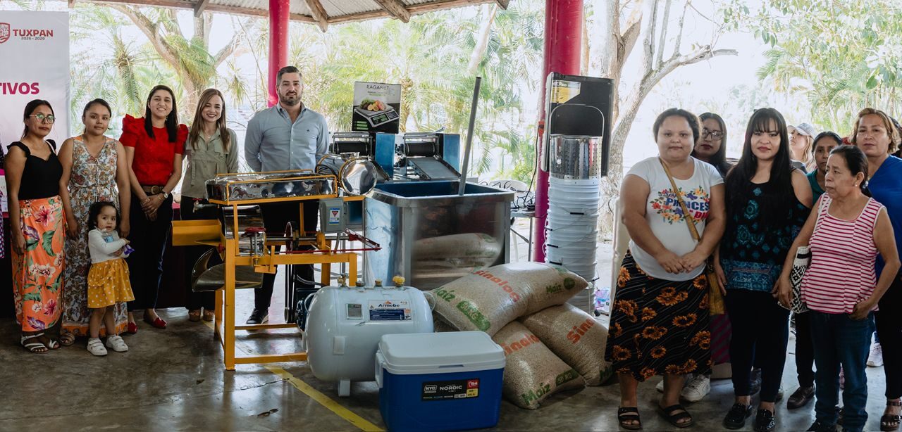 El alcalde Daniel Cortina hace entrega de equipos para el sector tortillero, junto al DIF Municipal.