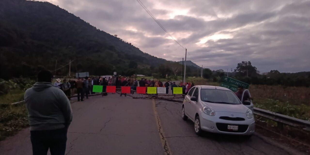 Benito Juárez: ¡A tres meses de las lluvias! Padres de familia exigen reparación del CECyTEV 03