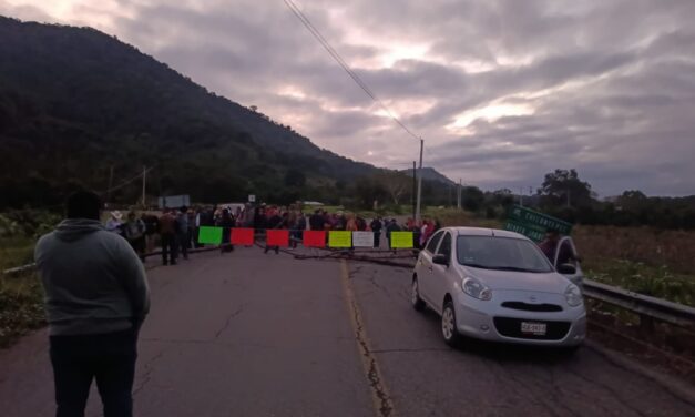 Benito Juárez: ¡A tres meses de las lluvias! Padres de familia exigen reparación del CECyTEV 03