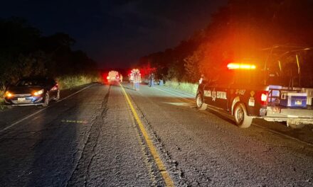 ¡Choque e incendio en Pánuco!: Motociclista pierde la vida tras colisionar con un camión de pasajeros
