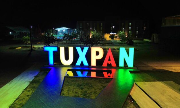 Nuevas letras monumentales iluminan el Paseo Royal en Tuxpan