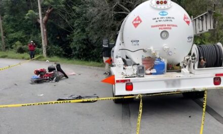 Papantla: Motociclista pierde la vida tras chocar contra una pipa, su acompañante resulta lesionada