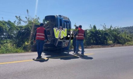 PLATÓN SÁNCHEZ VUELCA CAMIONETA CARGADA CON ALIMENTO EN LA VÍA MÉXICO-TAMPICO