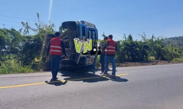 PLATÓN SÁNCHEZ VUELCA CAMIONETA CARGADA CON ALIMENTO EN LA VÍA MÉXICO-TAMPICO