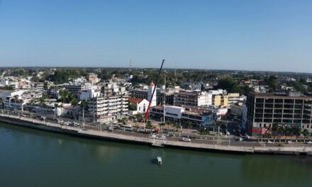 Realizan mantenimiento al asta bandera en la Plaza Cívica Municipal de Tuxpan