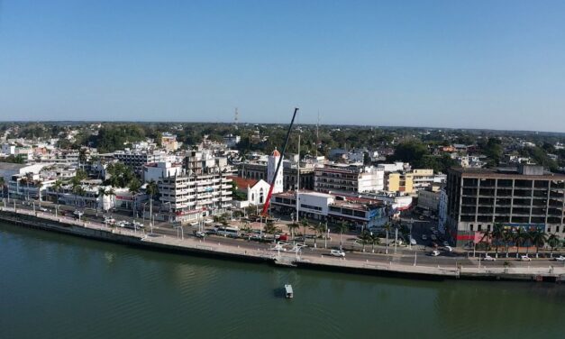 Realizan mantenimiento al asta bandera en la Plaza Cívica Municipal de Tuxpan