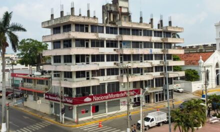 El edificio “DELMAR” se pinta y Tuxpan se sigue embelleciendo