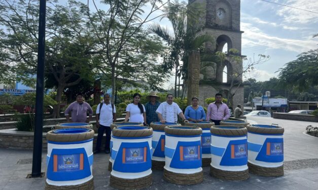 Fortalece Castillo de Teayo equipamiento urbano con nuevos contenedores de basura