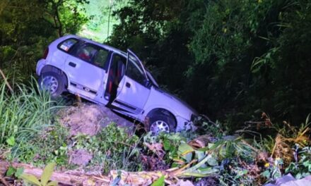 Papantla: Automóvil cae en barranco de la colonia Unidad y Trabajo