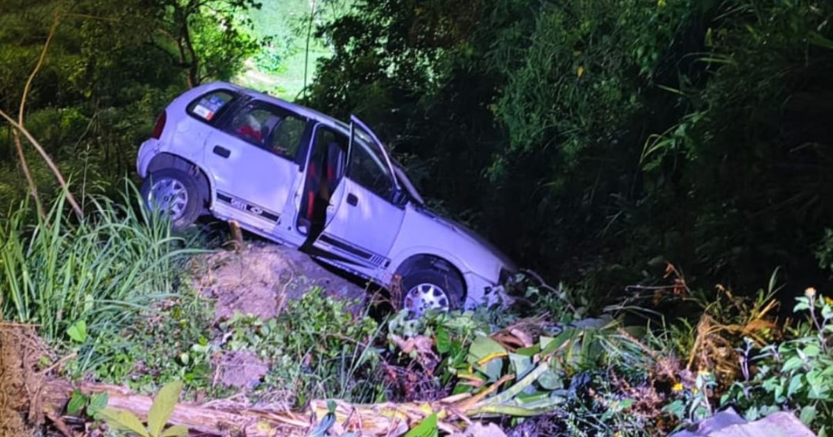 Papantla: Automóvil cae en barranco de la colonia Unidad y Trabajo