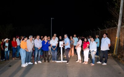 Iluminan acceso principal a Playa Mis Amores: seguridad y bienestar para las familias y turistas