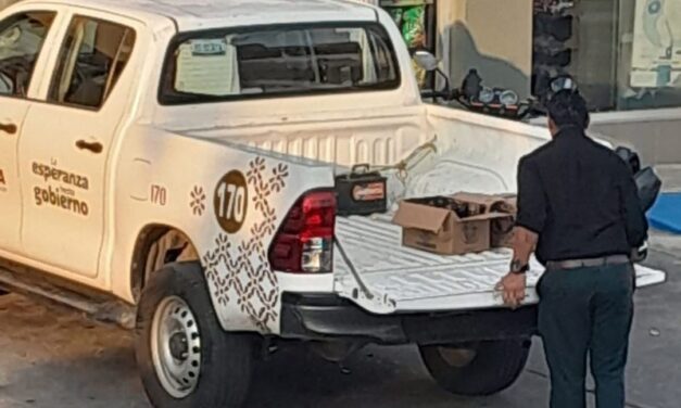 Investigan presunto uso indebido de vehículo oficial en Poza Rica; captan a hombre cargando cervezas