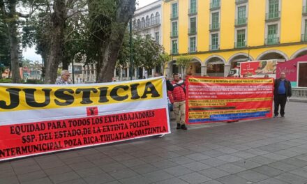 Expolicías intermunicipales de Poza Rica-Tihuatlán-Coatzintla paralizan el centro Xalapa
