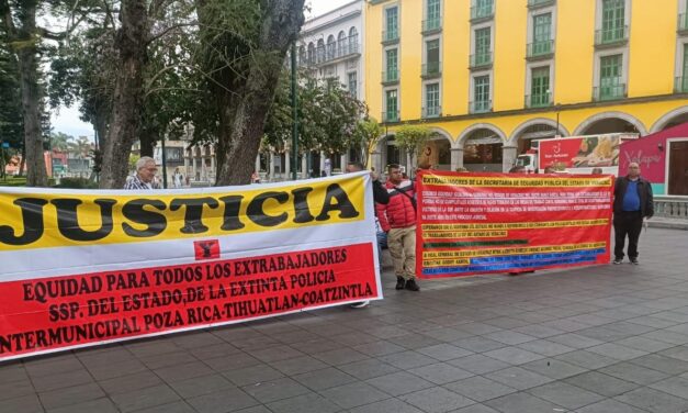 Expolicías intermunicipales de Poza Rica-Tihuatlán-Coatzintla paralizan el centro Xalapa