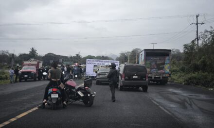 Comunidades indígenas de Chicontepec cierran paso hacia la federal a Tampico en Potrero del Llano; exigen obras carreteras incumplidas