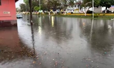 Lluvias nocturnas causan encharcamientos y colapso de drenajes en Poza Rica