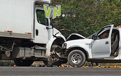 Colisión entre camión y camioneta citrícola deja cuantiosos daños en la Álamo-Tihuatlán