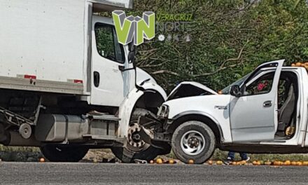 Colisión entre camión y camioneta citrícola deja cuantiosos daños en la Álamo-Tihuatlán