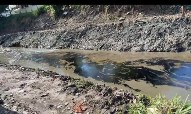Suspenden suministro de agua en Poza Rica por derrame de hidrocarburos en el arroyo Salsipuedes