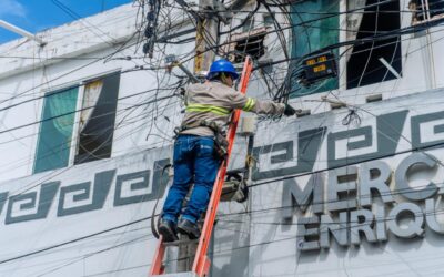Avanza el ordenamiento urbano en Tuxpan con retiro de cableado aéreo en desuso
