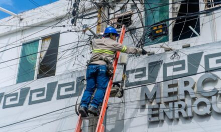 Avanza el ordenamiento urbano en Tuxpan con retiro de cableado aéreo en desuso