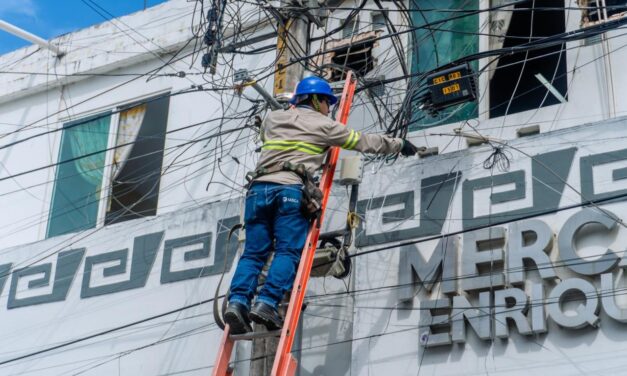 Avanza el ordenamiento urbano en Tuxpan con retiro de cableado aéreo en desuso