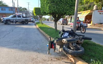 MOTOPATRULLA SE ESTRELLA EN PLENO OPERATIVO EN ÁLAMO; POLICÍA RESULTA HERIDO