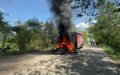 ARDEN CARRETERAS EN LA HUASTECA: SEÑALAN AL FNLS