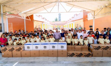 Gobierno Municipal, CFEnergía y TC Energía fortalecen a la Barra Norte con entrega de lámparas solares y equipo de cómputo
