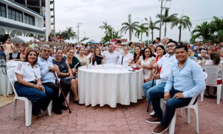 Tuxpan celebra a lo grande a las madres tuxpeñas; más de 1,200 asistentes llenan la Plaza Cívica