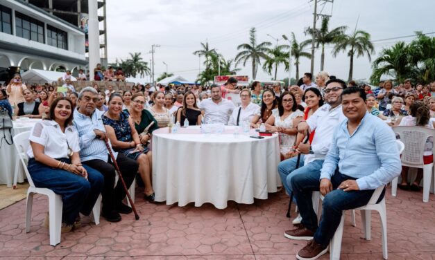 Tuxpan celebra a lo grande a las madres tuxpeñas; más de 1,200 asistentes llenan la Plaza Cívica