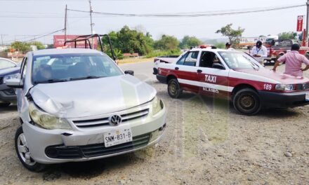Álamo: Impacta vehículo a taxi en el crucero de Agua Nacida; hay pasajeros valorados por paramédicos