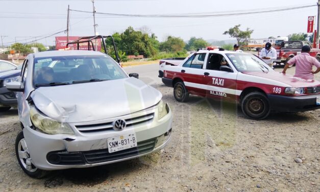 Álamo: Impacta vehículo a taxi en el crucero de Agua Nacida; hay pasajeros valorados por paramédicos