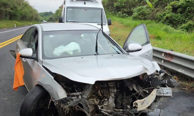 Se desprende el motor tras brutal volcadura en la México–Tuxpan; conductor sobrevive de milagro