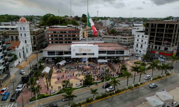 Abanderan a 29 escoltas de escuelas de Tuxpan en ceremonia cívica encabezada por Daniel Cortina