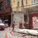 ¡Susto en el centro! Colapsa pared en obra de demolición y aplasta a dos trabajadores en Papantla