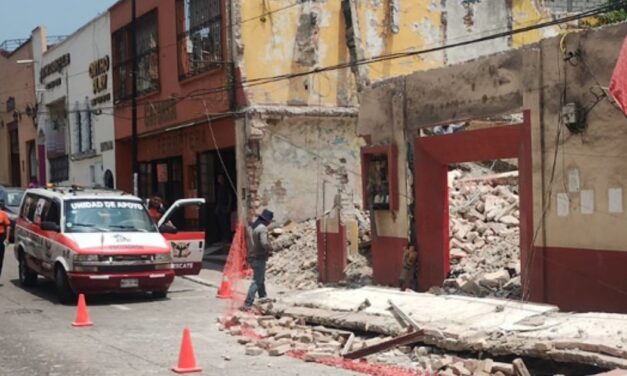 ¡Susto en el centro! Colapsa pared en obra de demolición y aplasta a dos trabajadores en Papantla