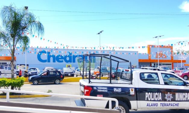 Fallece una persona en el estacionamiento de centro comercial en Álamo: presumen golpe de calor