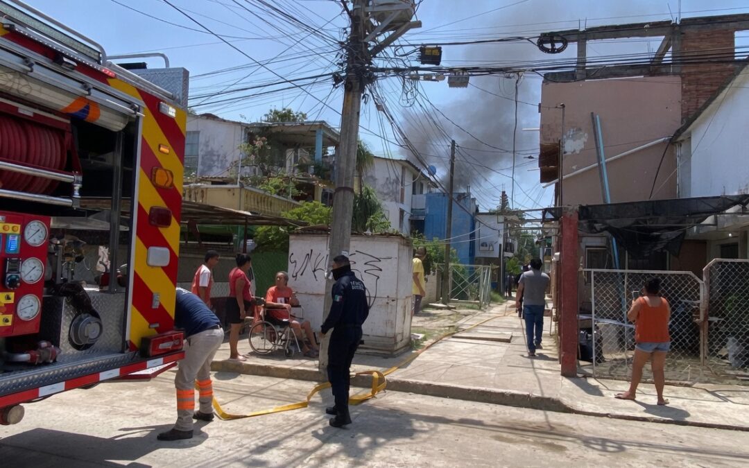 POZA RICA: INCENDIO DEVORA DEPARTAMENTO EN EL FRACCIONAMIENTO GAVIOTAS