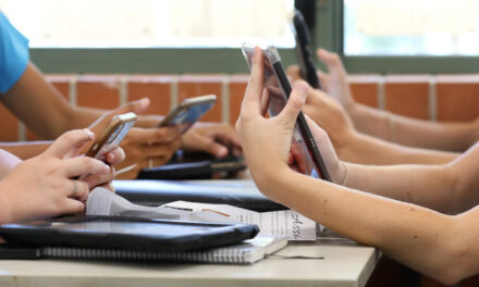 Veracruz mantiene pendiente regulación de celulares en escuelas; 11 estados ya avanzaron con restricciones