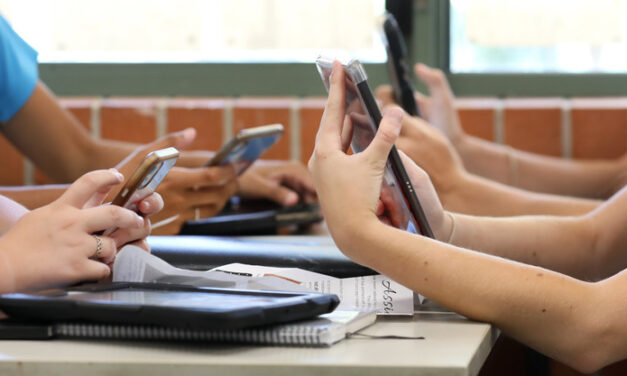Veracruz mantiene pendiente regulación de celulares en escuelas; 11 estados ya avanzaron con restricciones