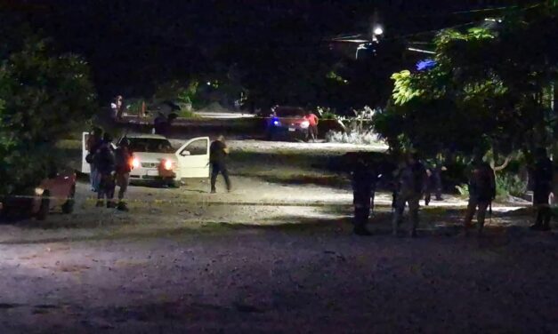 Asesinan a balazos a joven dentro de un automóvil en Papantla