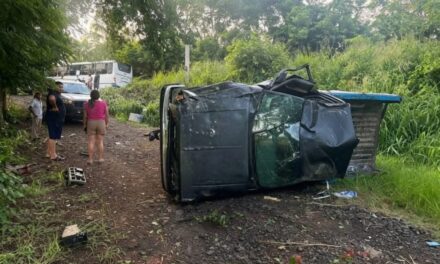 Dos lesionados, uno de gravedad, tras volcadura en la carretera Cazones–La Barra
