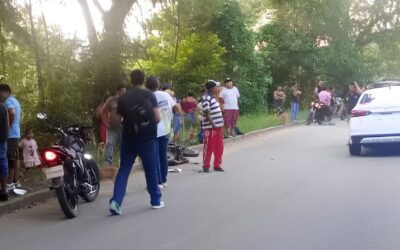 Imprudencia al volante en Tepetzintla: Menor invade carril y choca contra taxi