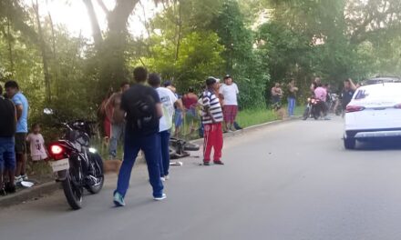 Imprudencia al volante en Tepetzintla: Menor invade carril y choca contra taxi