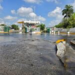 Miles de litros de agua se desperdician por fuga frente al Mercado Los Portales; ciudadanos piden intervención urgente de la CAEV