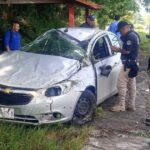 Abandonan automóvil volcado en la carretera Tuxpan–Tampico